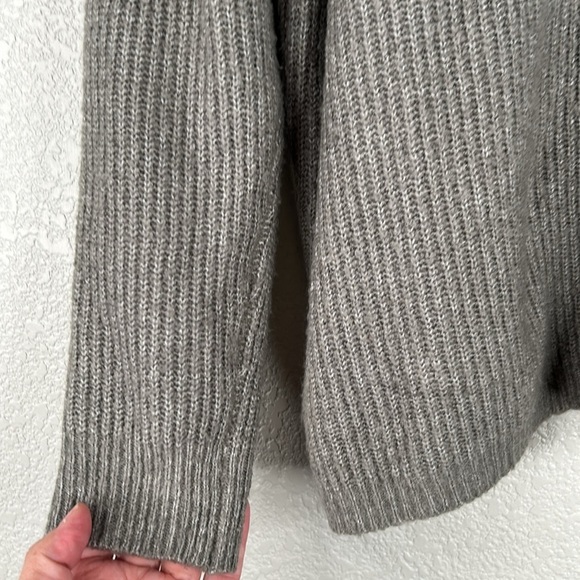 American Eagle Green Knit V-Neck Button Down Long Sleeve Cardigan Size Medium - Picture 3 of 6